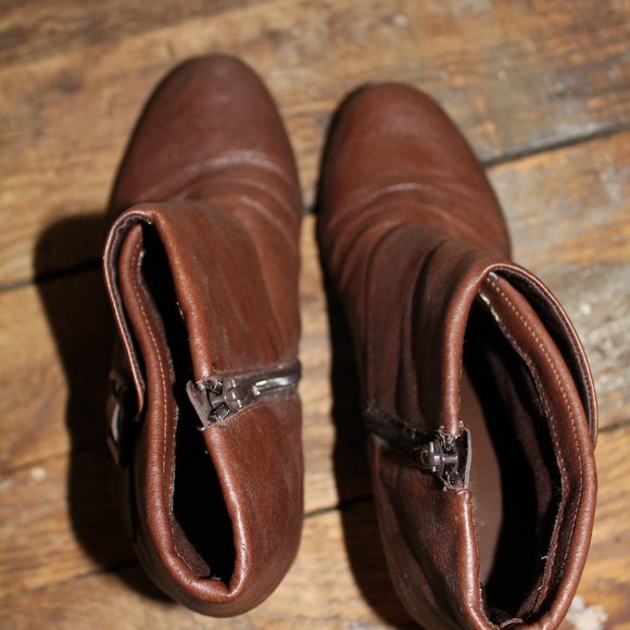 LEATHER BOOTIES WITH GOLD BUCKLE - WOMEN'S SIZE 7.5 - Picture 5 of 6